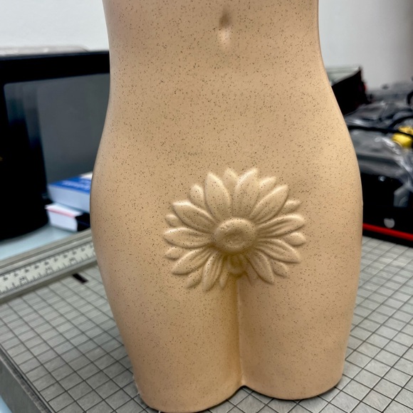 Female body vase - Picture 2 of 2